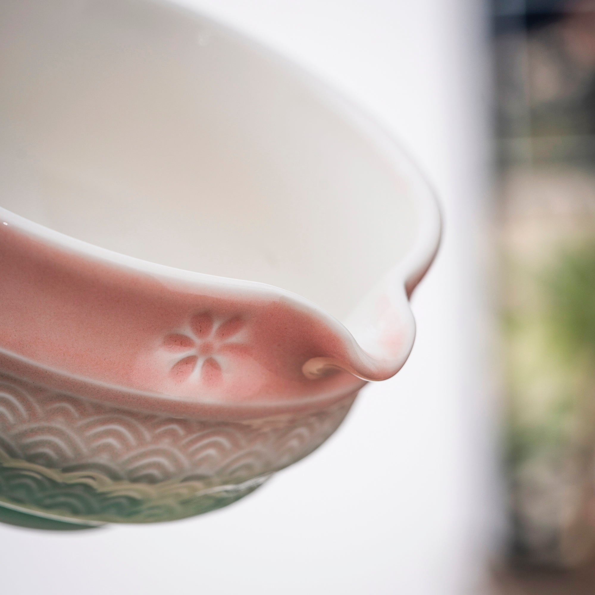 Artistic Gradient Sakura - Embossed Matcha Set